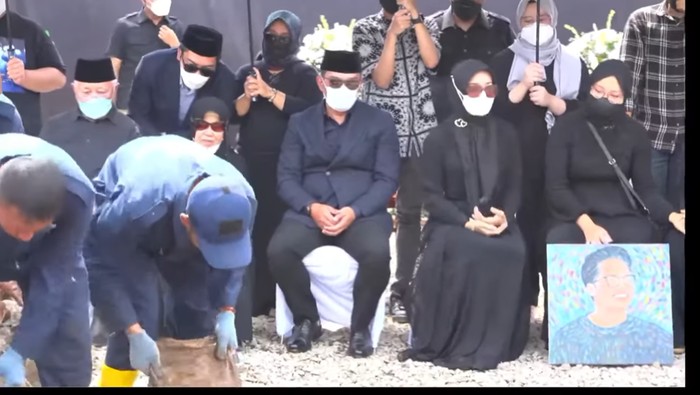 Lukisan tanda cinta Zara untuk almarhum sang kakak, Eril. (Foto: Tangkapan layar YouTube Pemprov Jabar)