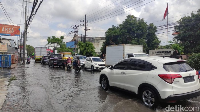 Macet parah akibat banjir di Jalan Letjen Suprapto,Waru, Sidoarjo