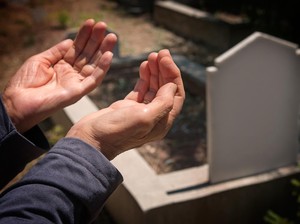 Doa Ziarah Kubur, Lengkap dengan Adab dan Hikmahnya