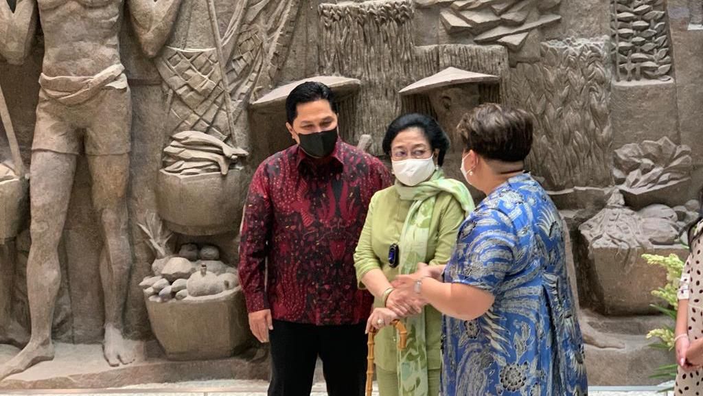 Momen Kebersamaan Megawati-Erick Thohir Melihat Lukisan di Sarinah