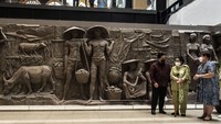 Megawati Soekarnoputri mengunjungi ruang Dr. Ir. Sukarno yang digunakan sebagai galeri seni di lantai 6 dan relief di lantai dasar dari pusat perbelanjaan pertama di Indonesia tersebut.