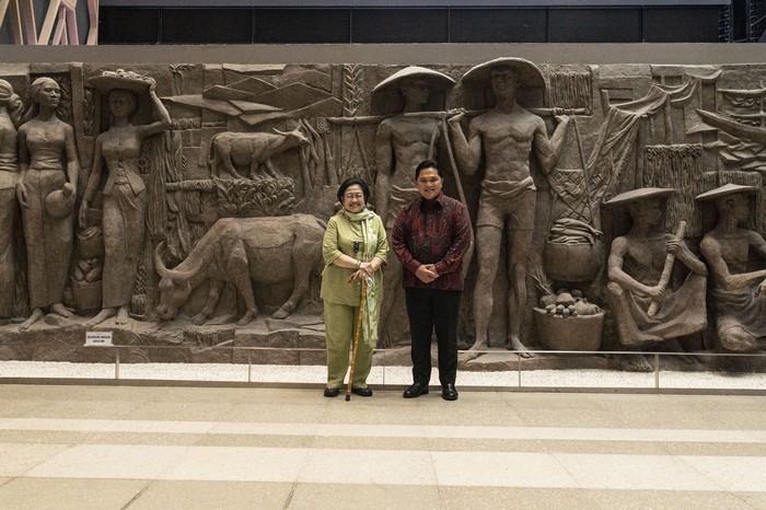 Presiden Ke-5 RI yang juga Ketum PDIP Megawati Soekarnoputri (tengah) berbincang dengan Menteri BUMN Erick Thohir (kiri) dan Direktur Utama PT Sarinah (Persero) Fetty Kwartati (kanan) di area relief pusat perbelanjaan Sarinah, Jakarta, Senin (13/6/2022). Megawati Soekarnoputri mengunjungi ruang Dr. Ir. Sukarno yang digunakan sebagai galeri seni di lantai 6 dan relief di lantai dasar dari pusat perbelanjaan pertama di Indonesia tersebut. ANTARA FOTO/Aprillio Akbar/tom.