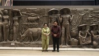 Presiden Ke-5 RI Megawati Soekarnoputri (kiri) berfoto bersama Menteri BUMN Erick Thohir saat berkunjung di area relief pusat perbelanjaan Sarinah, Jakarta, Senin (13/6/2022).