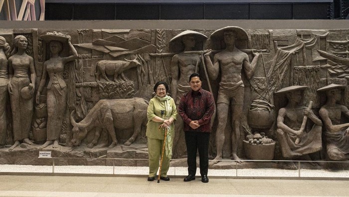 Presiden Ke-5 RI yang juga Ketum PDIP Megawati Soekarnoputri (tengah) berbincang dengan Menteri BUMN Erick Thohir (kiri) dan Direktur Utama PT Sarinah (Persero) Fetty Kwartati (kanan) di area relief pusat perbelanjaan Sarinah, Jakarta, Senin (13/6/2022). Megawati Soekarnoputri mengunjungi ruang Dr. Ir. Sukarno yang digunakan sebagai galeri seni di lantai 6 dan relief di lantai dasar dari pusat perbelanjaan pertama di Indonesia tersebut. ANTARA FOTO/Aprillio Akbar/tom.