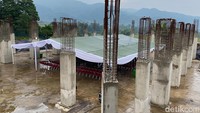 Beberapa tenda berwarna putih yang akan dipergunakan bagi tamu telah terpasang dengan kokoh. Kursi-kursi berwarna merah pun telah dijejerkan di bawah tenda.