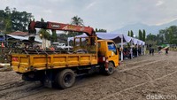 Pantauan detikJabar di lokasi, area pemakaman terlihat becek selepas diguyur hujan semalaman. Sejumlah petugas tampak mengebut pengerjaan pemerataan jalan menggunakan pasir beserta batu-batuan.
