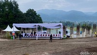 Di kelilingi gunung, area pemakaman Eril terasa sejuk dan memiliki udara yang dingin. Lanntunan sholawat terus bergema di area pemakaman Yayasan Islamic Centre Baitulridwan.