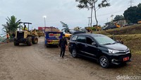 Terlihat sejumlah protokol Pemerintah Provinsi (Pemprov) Jawa Barat telah membawa karangan bunga yang nantinya akan digunakan untuk para keluarga.