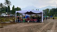 Sejumlah petugas tengah mempersiapkan area pemakaman putra Ridwan Kamil, Emmeril Kahn Mumtadz alias Eril di Yayasan Islamic Centre Baitulridwan, Desa Cimaung, Kecamatan Cimaung, Kabupaten Bandung, Senin (13/6/2022).