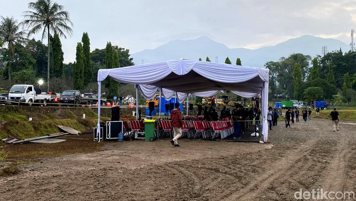 Melihat dari Dekat Persiapan di Lokasi Pemakaman Eril Persiapan jelang pemakaman Emmeril Kahn Mumtadz alias Eril terlihat di kawasan Cimaung, Kabupaten Bandung. Rencananya Eril akan dimakamkan di sana.