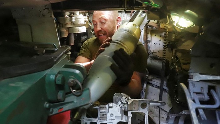 Ukraina mengerahkan tank-tanknya untuk membalas serangan Rusia. Begini perjuangan tentara Ukraina melancarkan serangan dari dalam tank.