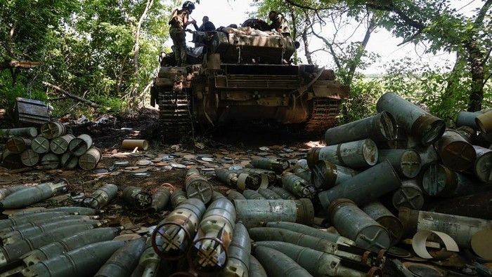 Melihat Perjuangan Tentara Ukraina Lawan Rusia Dari Dalam Tank Ukraina mengerahkan tank-tanknya untuk membalas serangan Rusia. Begini perjuangan tentara Ukraina melancarkan serangan dari dalam tank.