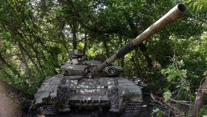 Melihat Perjuangan Tentara Ukraina Lawan Rusia Dari Dalam Tank Ukraina mengerahkan tank-tanknya untuk membalas serangan Rusia. Begini perjuangan tentara Ukraina melancarkan serangan dari dalam tank.