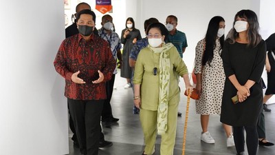 Berbatik Merah, Ini Momen Erick Thohir Dampingi Megawati di Sarinah
