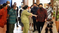 Megawati nampak menunjuk deretan produk alas kaki yang dipajang, sambil berdialog dengan Erick Thohir.Foto: Dok. Kementerian BUMN