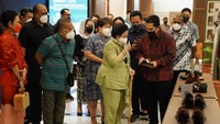 Menteri BUMN Erick Thohir tampak memamerkan salah produk alas kaki yang dipajang di Sarinah kepada Megawati. Nampak megawati dengan seksama mengamati produk tersebut.Foto: Dok. Kementerian BUMN