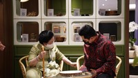 Di sela-sela perbincangan, Megawati tampak mengecek kursi rotan yang diduduki Erick Thohir. Foto: Dok. Kementerian BUMN