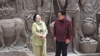 Erick Thohir dan Megawati selama hampir tiga jam berada di Sarinah. Megawati dan Erick Thohir nampak tertawa lepas  di depan relief bersejarah peninggalan Presiden Soekarno di Sarinah.Foto: Dok. Kementerian BUMN