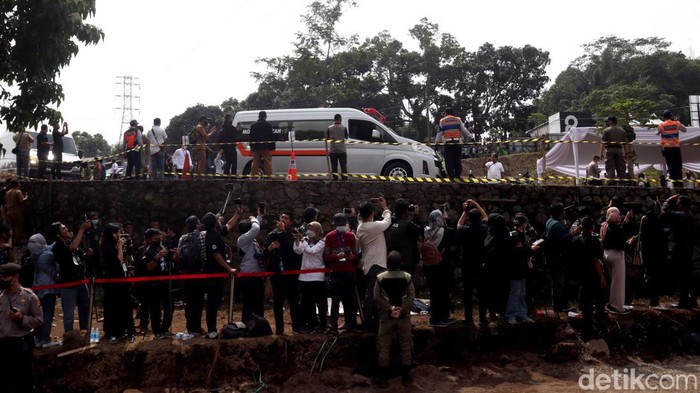 Jenazah Emmeril Kahn Mumtadz alias Eril tiba di lokasi pemakaman di kawasan Cimaung, Bandung. Jenazahnya disambut para pelayat yang lebih dulu hadir di sana.