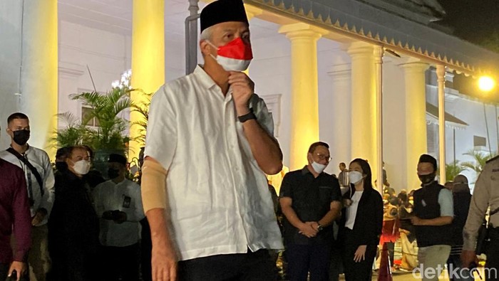 Momen Para Kepala Daerah Takziah ke Gedung Pakuan Doakan Eril Sejumlah kepala daerah bertakziah ke Gedung Pakuan, Bandung. Ganjar hingga Khofifah datang untuk mendoakan putra Ridwan Kamil, Emmeril Kahn Mumtadz, atau Eril.