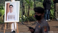 Sejumlah pelayat mulai berdatangan untuk mengantar kepergian putra Gubernur Jabar Ridwan Kamil itu ke tempat peristirahatan terakhir.