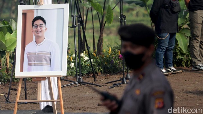Pelayat mulai berdatangan ke area pemakaman Emmeril Kahn Mumtadz alias Eril. Diketahui, Eril akan dimakamkan di kawasan Cimaung, Bandung. Begini kondisi di sana