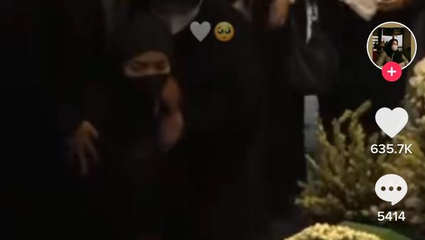 Nabila Ishma di depan peti jenazah Eril.