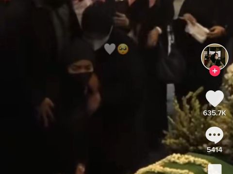 Nabila Ishma di depan peti jenazah Eril.