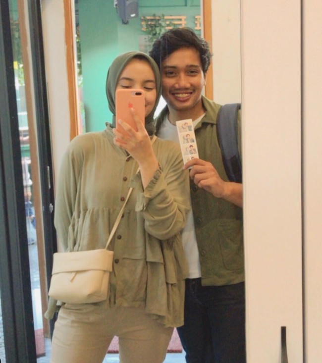 A Erill, anak baik… Terimakasih sudah membuat aku bahagia selama ini. Terimakasih sudah dengan tulus memberikan perhatian dan kasih sayang bukan cuma untuk aku tapi juga keluarga aku. Terimakasih untuk setiap pelajaran yang kamu kasih. Terimakasih juga selalu menguatkan aku disaat aku ragu dengan diriku sendiri. Ril, Gaada satupun rasa sakit yang kamu tinggalkan, cuma ribuan kenangan manis yang akan selalu menjadi warna di hidup aku, tulis Nabila Ishma. Foto: Instagram/@nabilaishma