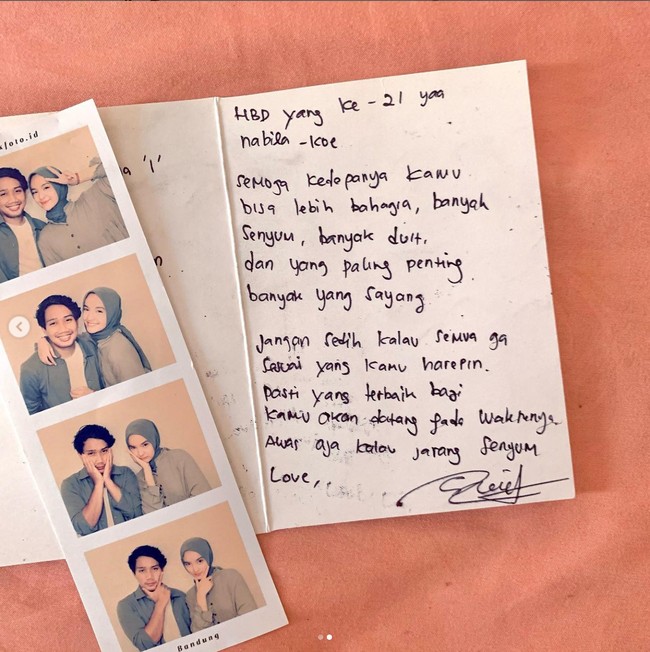 Tak hanya itu saja, melalui akun Instagramnya itu Nabila juga mengunggah surat kenangan yang pernah diberikan oleh Eril di hari ulang tahunnya yang ke-21. Surat tersebut disertai dengan foto keduanya saat bersama. Foto: Instagram/@nabilaishma