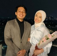Baru-baru ini Nabila Ishma kembali menjadi sorotan karena videonya saat melayat Eril menjadi viral di media sosial. Dalam video tersebut Nabila tampak berusaha tegar dan menahan kesedihan. Tak hanya itu saja, Nabila juga terlihat berbicara dengan jenazah Eril yang sudah terbaring di peti mati. Foto: Instagram/@nabilaishma
