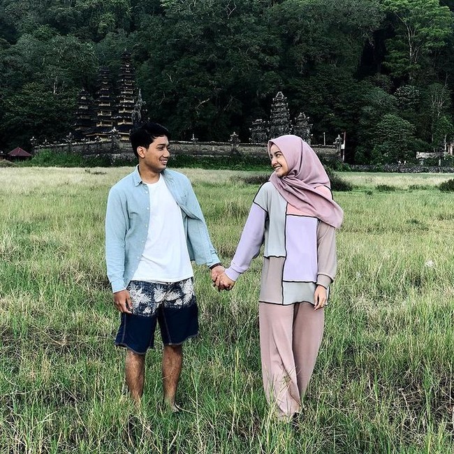 Melalui keterangan unggahannya di Instagram Nabila mengaku sudah ikhlas jika harus ditinggal oleh sang kekasih untuk selamanya. Aku sayang kamu ril. Tapi sekarang juga aku belajar untuk menyayangi kamu karena Allah. Jadi aku ikhlas apapun rencana Allah untuk mu dan untuk aku, tulis Nabila. Foto: Instagram/@nabilaishma