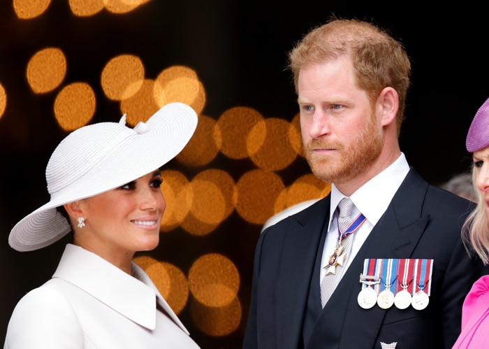 Pangeran Harry dan Meghan Markle LONDON, ENGLAND - JUNE 03: Meghan, Duchess of Sussex and Prince Harry, Duke of Sussex attend the National Service of Thanksgiving at St Pauls Cathedral on June 03, 2022 in London, England. The Platinum Jubilee of Elizabeth II is being celebrated from June 2 to June 5, 2022, in the UK and Commonwealth to mark the 70th anniversary of the accession of Queen Elizabeth II on 6 February 1952. on June 03, 2022 in London, England. The Platinum Jubilee of Elizabeth II is being celebrated from June 2 to June 5, 2022, in the UK and Commonwealth to mark the 70th anniversary of the accession of Queen Elizabeth II on 6 February 1952. (Photo by Samir Hussein/WireImage,)