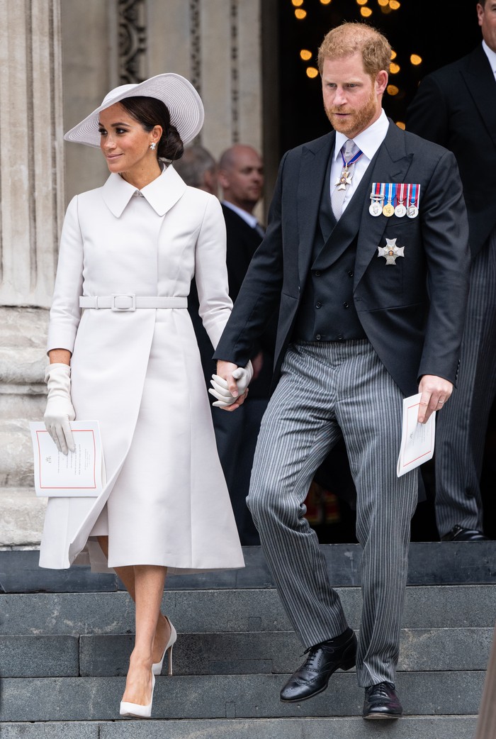 Pangeran Harry dan Meghan Markle LONDON, ENGLAND - JUNE 03: Meghan, Duchess of Sussex and Prince Harry, Duke of Sussex attend the National Service of Thanksgiving at St Pauls Cathedral on June 03, 2022 in London, England. The Platinum Jubilee of Elizabeth II is being celebrated from June 2 to June 5, 2022, in the UK and Commonwealth to mark the 70th anniversary of the accession of Queen Elizabeth II on 6 February 1952. on June 03, 2022 in London, England. The Platinum Jubilee of Elizabeth II is being celebrated from June 2 to June 5, 2022, in the UK and Commonwealth to mark the 70th anniversary of the accession of Queen Elizabeth II on 6 February 1952. (Photo by Samir Hussein/WireImage,)