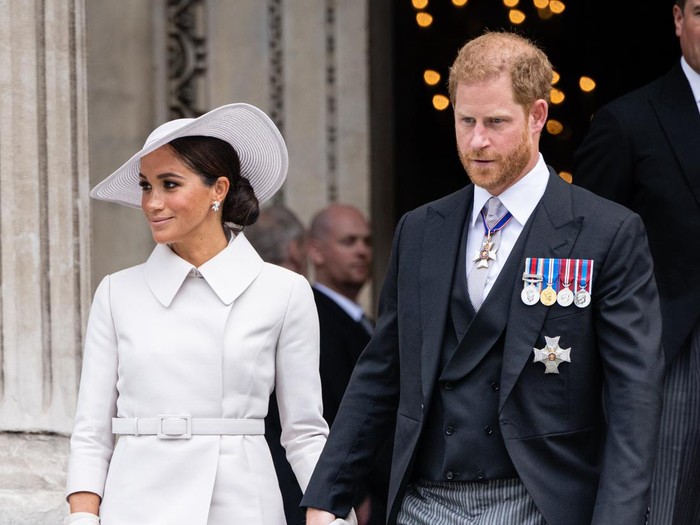 Pangeran Harry dan Meghan Markle LONDON, ENGLAND - JUNE 03: Meghan, Duchess of Sussex and Prince Harry, Duke of Sussex attend the National Service of Thanksgiving at St Pauls Cathedral on June 03, 2022 in London, England. The Platinum Jubilee of Elizabeth II is being celebrated from June 2 to June 5, 2022, in the UK and Commonwealth to mark the 70th anniversary of the accession of Queen Elizabeth II on 6 February 1952. on June 03, 2022 in London, England. The Platinum Jubilee of Elizabeth II is being celebrated from June 2 to June 5, 2022, in the UK and Commonwealth to mark the 70th anniversary of the accession of Queen Elizabeth II on 6 February 1952. (Photo by Samir Hussein/WireImage,)