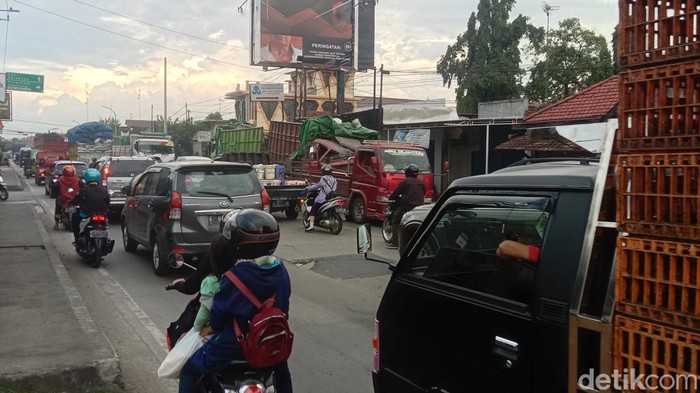 Kondisi lalin di Pantura Kudus-Pati, tepatnya Jekulo, Senin (13/6/2022) sore ini. (Foto : Dian Utoro Aji/detikJateng).