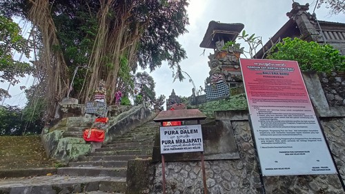 Papan peringatan berisi kegiatan yang dilarang dilakukan di areal Pura Prajapati dan Pura Dalem Desa Adat Kelaci, Desa Abiantuwung, Kecamatan Kediri.