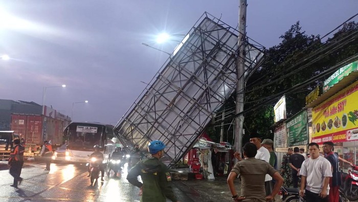 Papan reklame di Tangsel roboh akibat hujan dan angin kencang