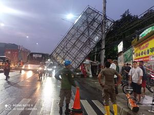 Diguyur Hujan-Angin Kencang, Papan Reklame di Tangsel Roboh