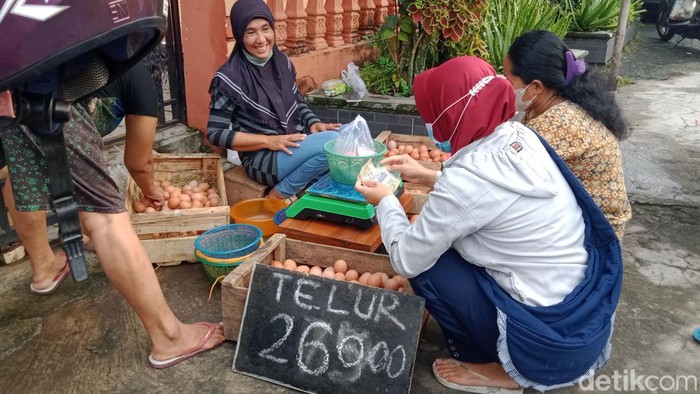 Pedagang telur di Kecamatan Delanggu memasang papan harga, Senin (13/6/2022).