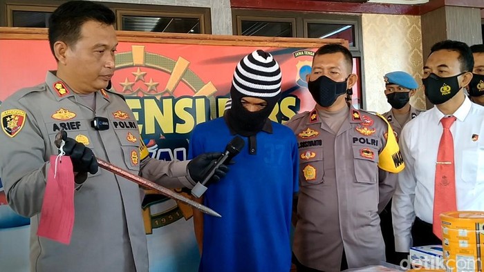 Pelaku dihadirkan dalam rilis kasus di Mapolres Pekalongan, (Senin 12/06/2022).