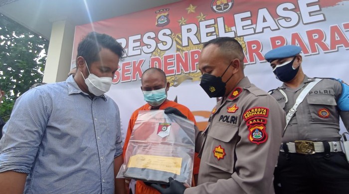 Pelaku penganiayaan hingga kepala korban robek di Gang VI Jalan Gunung Kerinci, Banjar Glogor, Kelurahan Pemecutan, Kecamatan Denpasar Barat, Kota Denpasar.