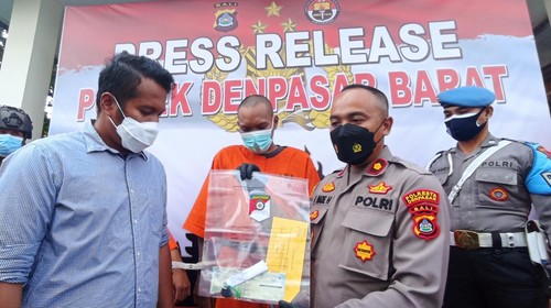 Pelaku penggelapan sepeda motor majikan istri gegara kecanduan game online saat konferensi pers di Mapolsek Denpasar Barat, Senin (13/6/2022).
