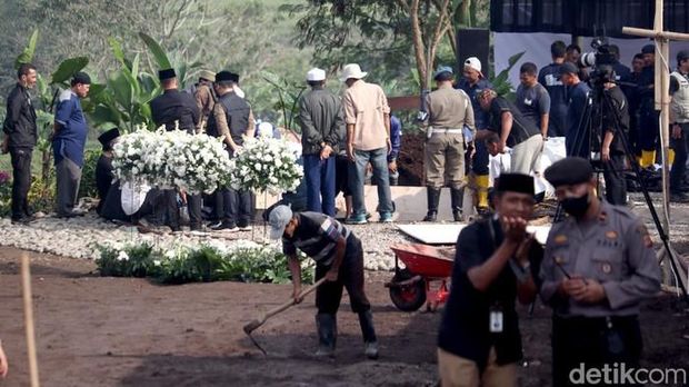 Pelayat di Lokasi Pemakaman Eril (detikcom/Wisma Putra)