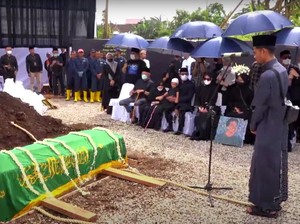 One Last Hug, Pelukan Terakhir Zara ke Peti Jenazah Eril