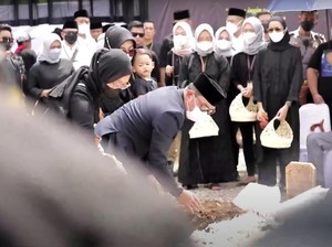 Jabar Hari Ini: Eril Dimakamkan hingga Pria Ciamis Dapat Motor karena Sampah