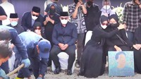Camillia Laetitia Azzahra, adik dari almarhum Emmeril Kahn Mumtadz atau Eril, menunjukkan tanda cintanya saat mengantar kepergian kakaknya menuju tempat peristirahatan terakhir. (Foto: YouTube Humas Jabar)