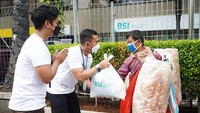 Pemberian paket bantuan tersebut merupakan bagian dari ungkapan syukur dan kepedulian atas dukungan masyarakat kepada BSI hingga mampu mencatatkan pertumbuhan kinerja secara konsisten. 