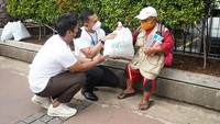 Pegawai milenial PT Bank Syariah Indonesia Tbk (BSI) memberikan paket sembako kepada masyarakat yang membutuhkan di Jakarta.