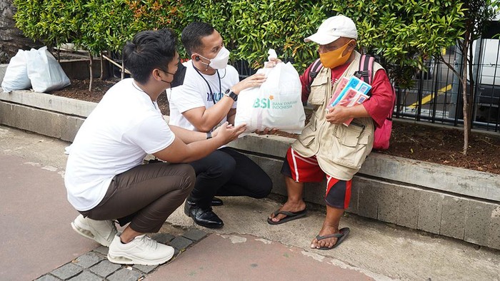 Pembagian Sembako untuk Warga Kurang Mampu Pegawai Milenial PT Bank Syariah Indonesia Tbk (BSI)memberikan paket sembako kepada masyarakat kurang mampu di Jakarta, Senin (13/6).